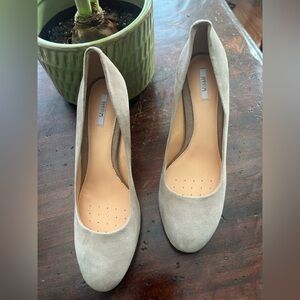 Geox Women's Taupe Suede Heels Size 39
NWOT